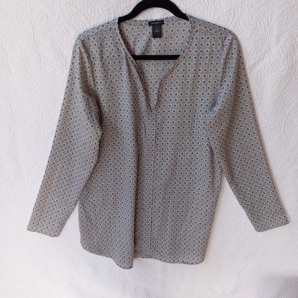 Ann Taylor Black and White Patterned Blouse Size M